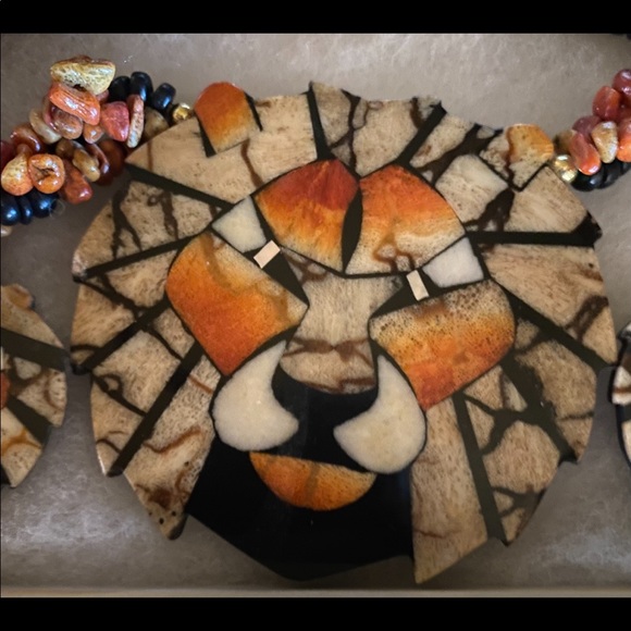 Vintage excellent conditionLee Sands Tiger necklace and earrings